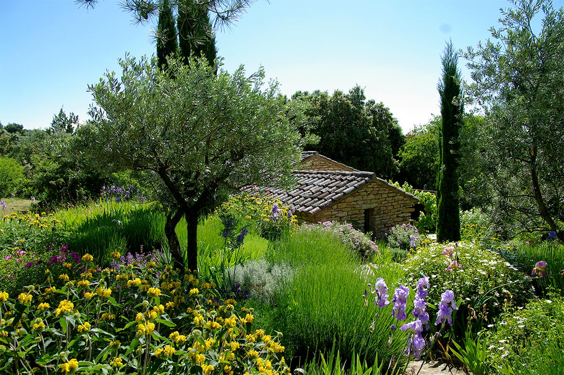 Maison entouré d'un beau jardin méditerranéen
