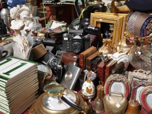 Table d'un brocanteur avec plein d'objets anciens