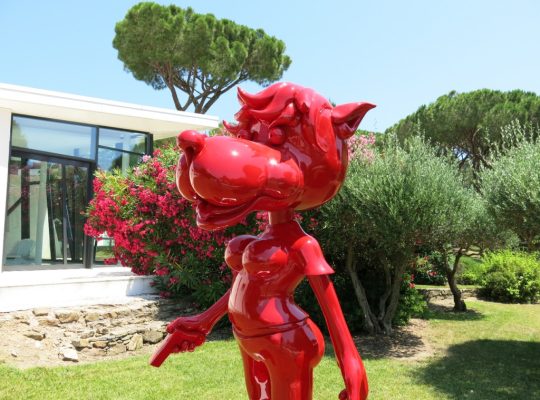 statue d'un loup cartoon rouge géant