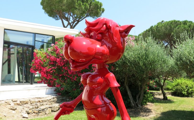 statue d'un loup cartoon rouge géant