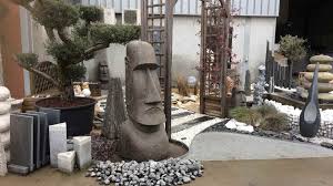 Statue en pierre de grande taille d'un Moai