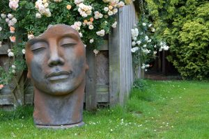 Statue géante d'un visage féminin en bronze