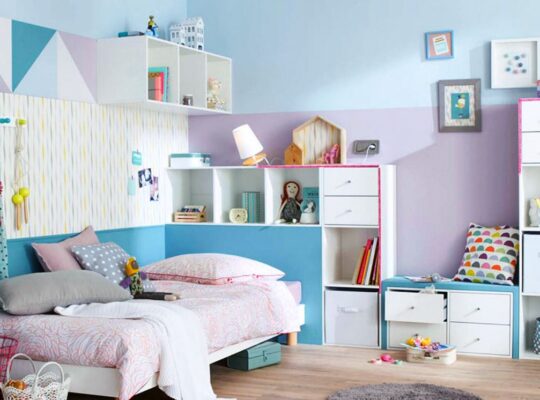 Grand meubles de rangement dans une chambre d'enfant