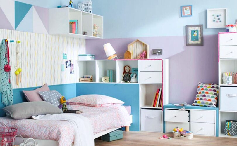 Grand meubles de rangement dans une chambre d'enfant